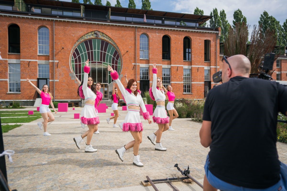 Feature: K3 KLEURT HET NAJAAR MET NIEUWE CLIP at Altijd Blijven Dromen  Image